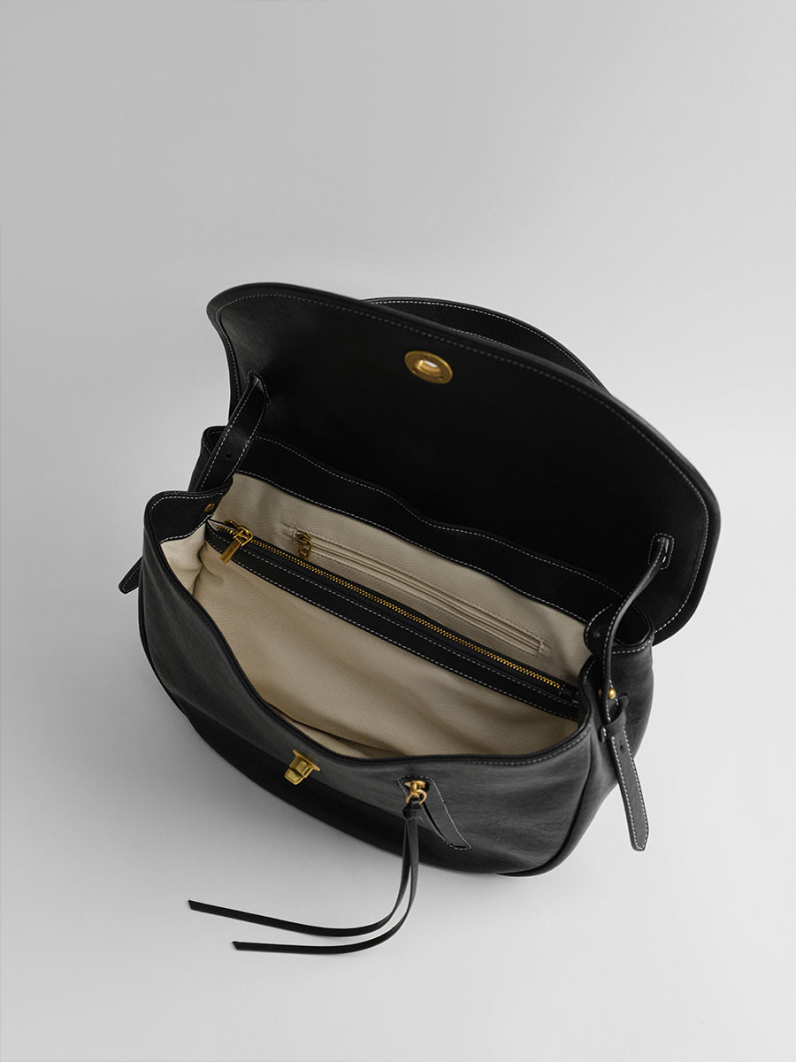 Design-conscious luxury underarm bag