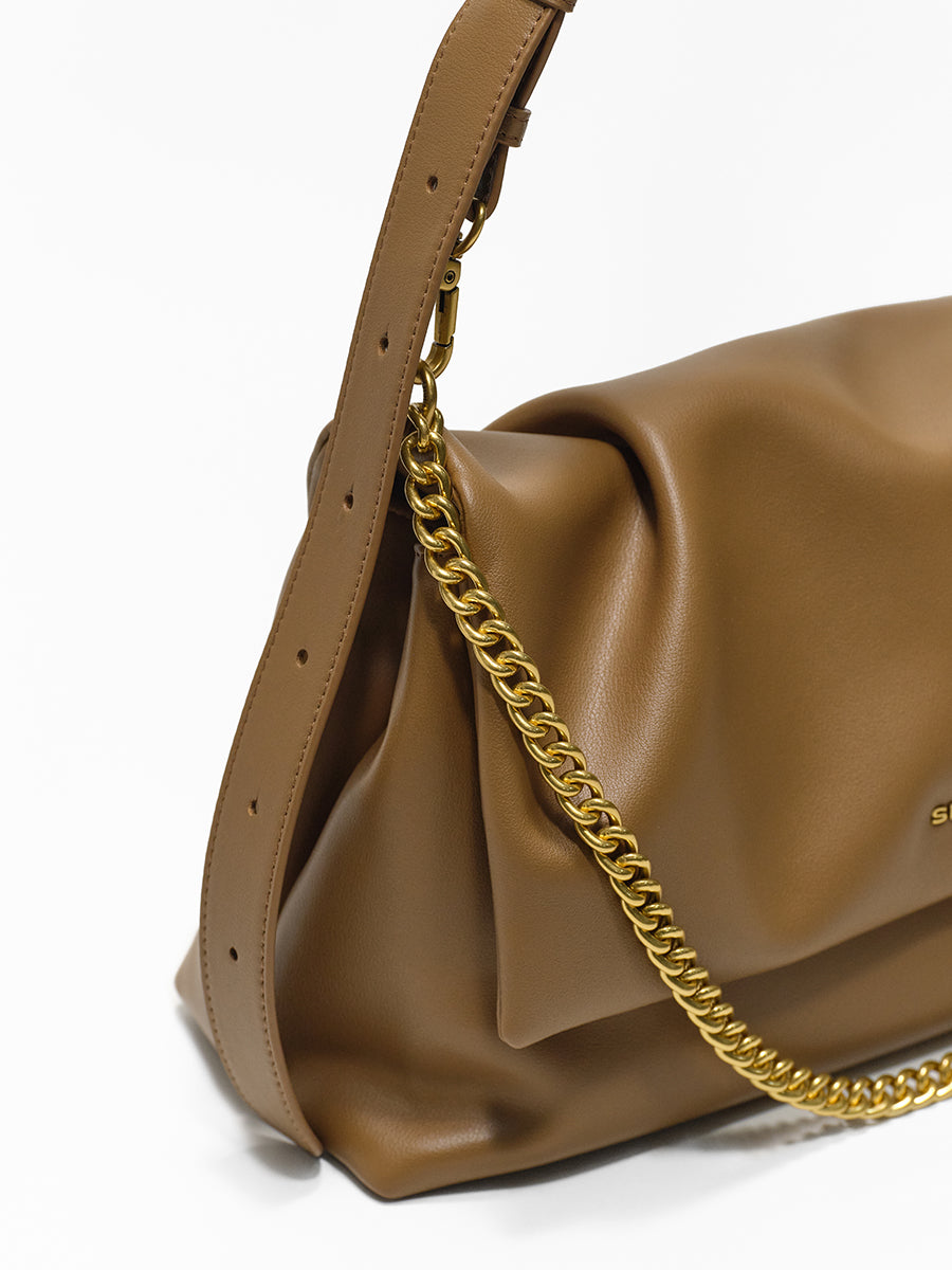 Delicate and luxurious underarm bag