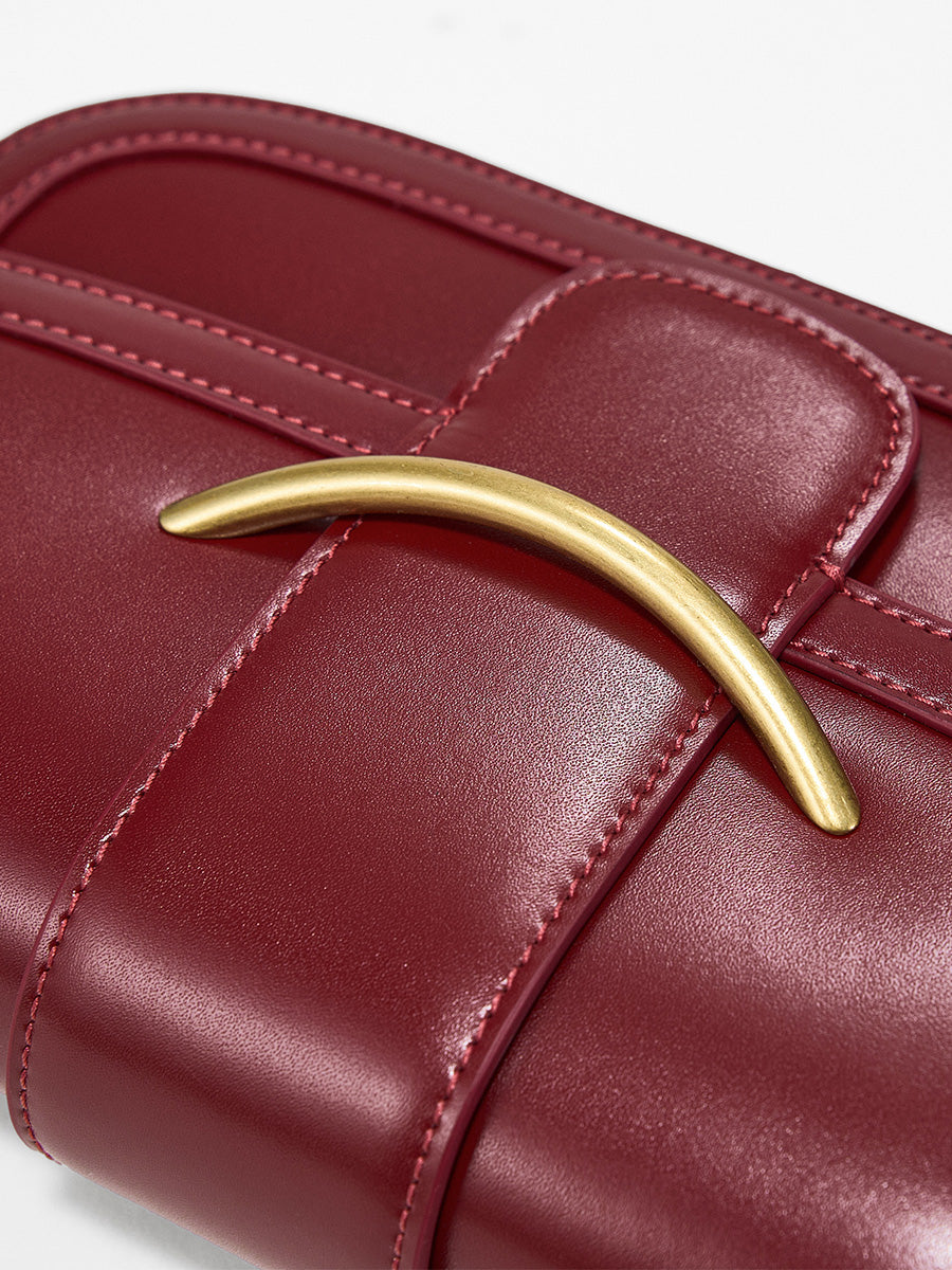 Wavy and fashionable saddle bag