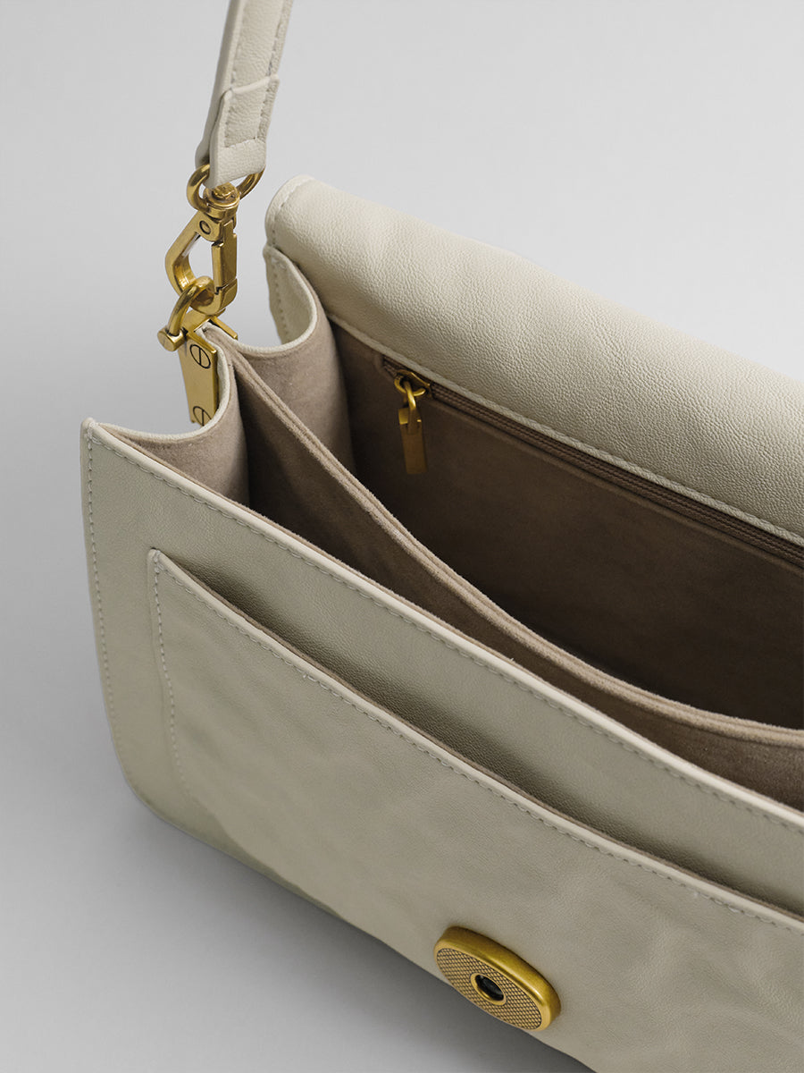 Shoulder bag under the armpit