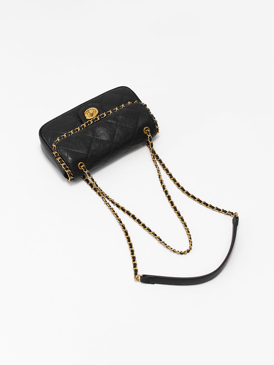 Classic chain bag with a stylish design