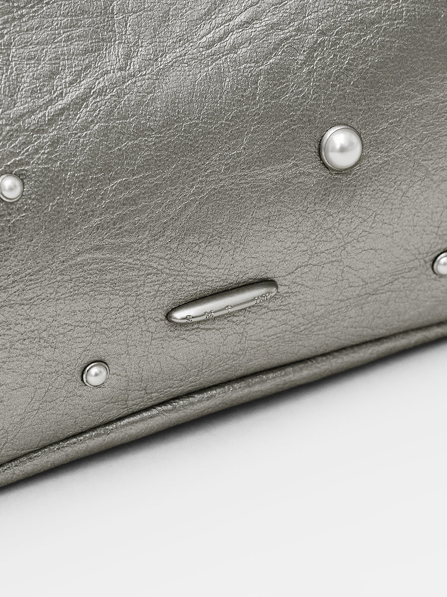 New underarm bag with a sense of desig