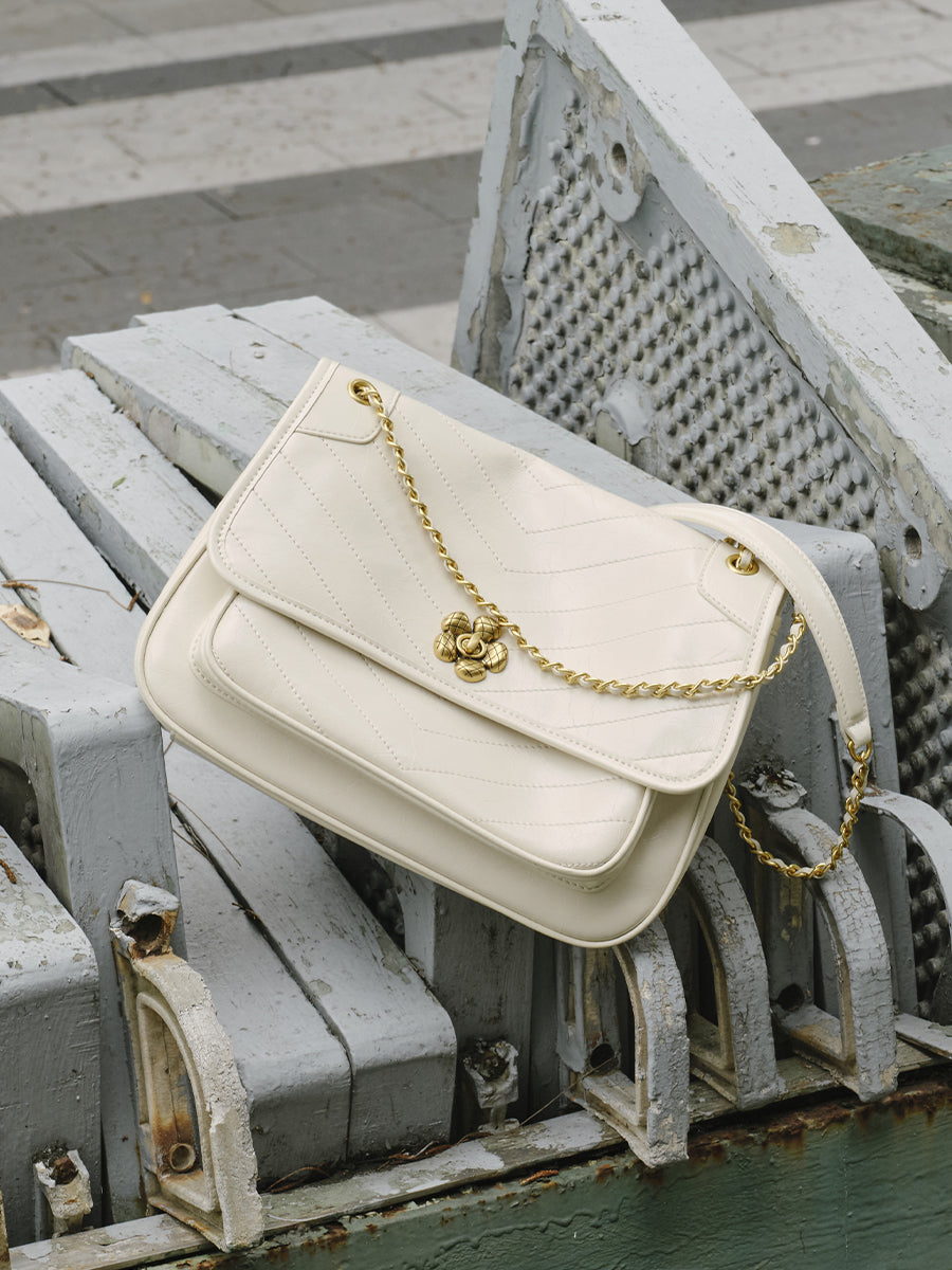 Casual chic chain bag