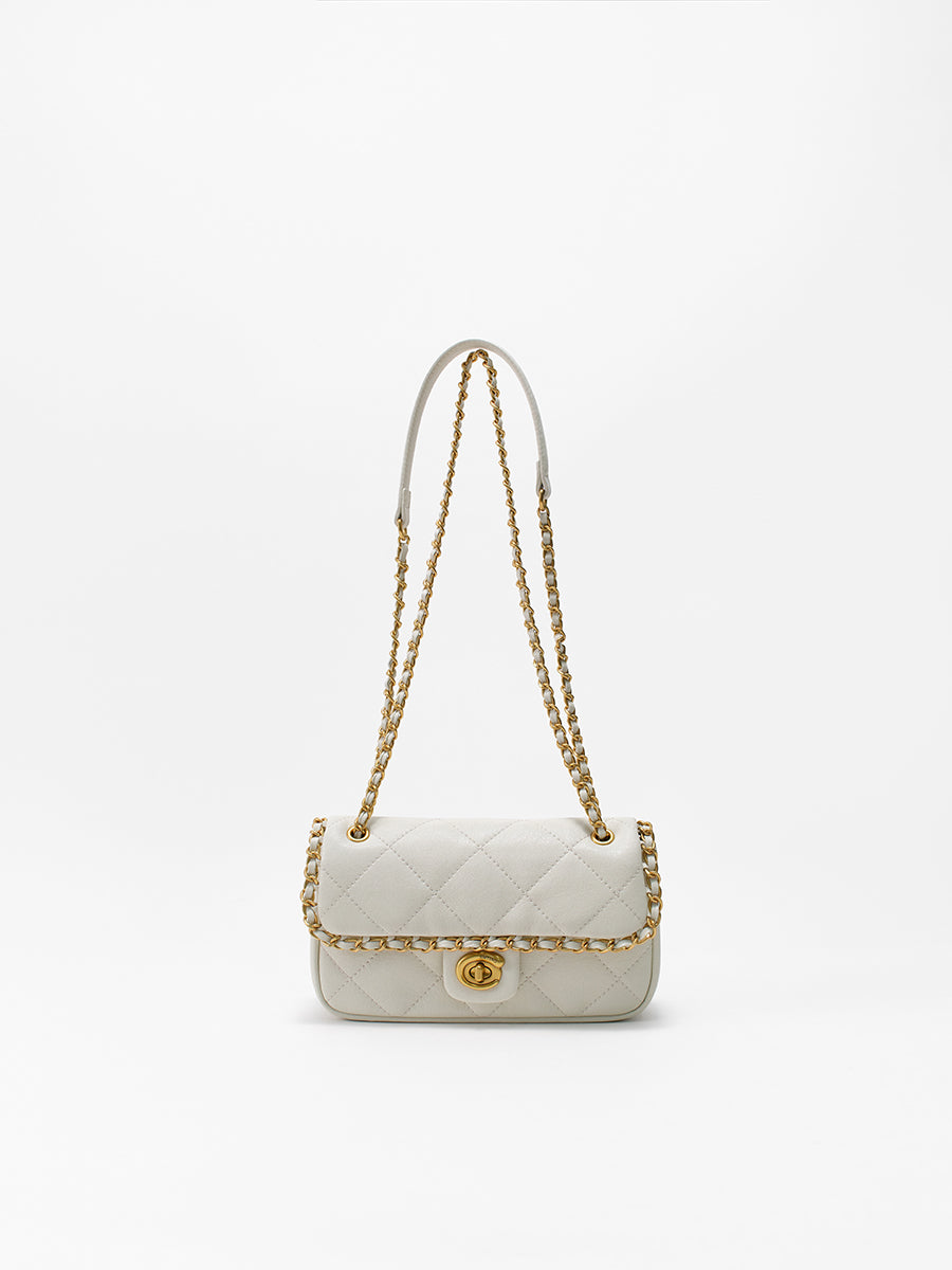 Classic chain bag with a stylish design