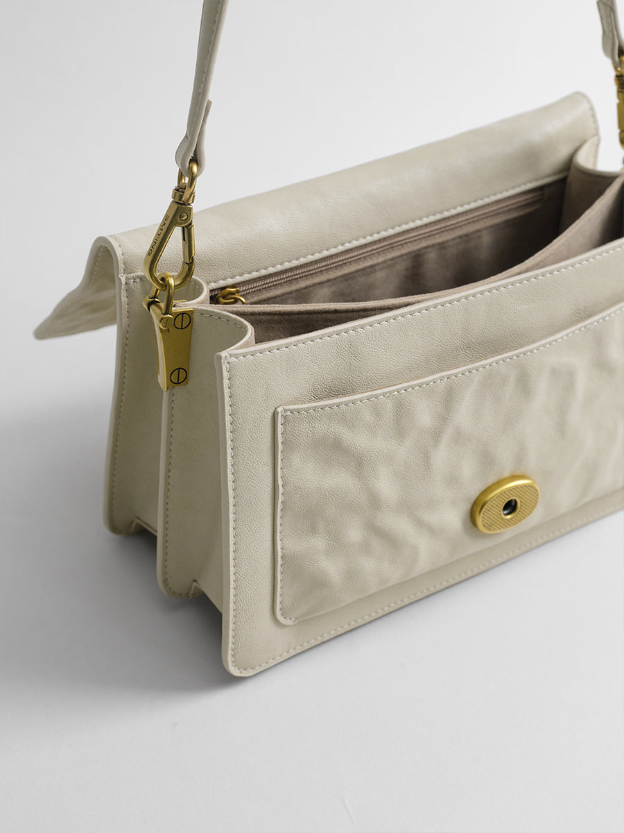 Shoulder bag under the armpit
