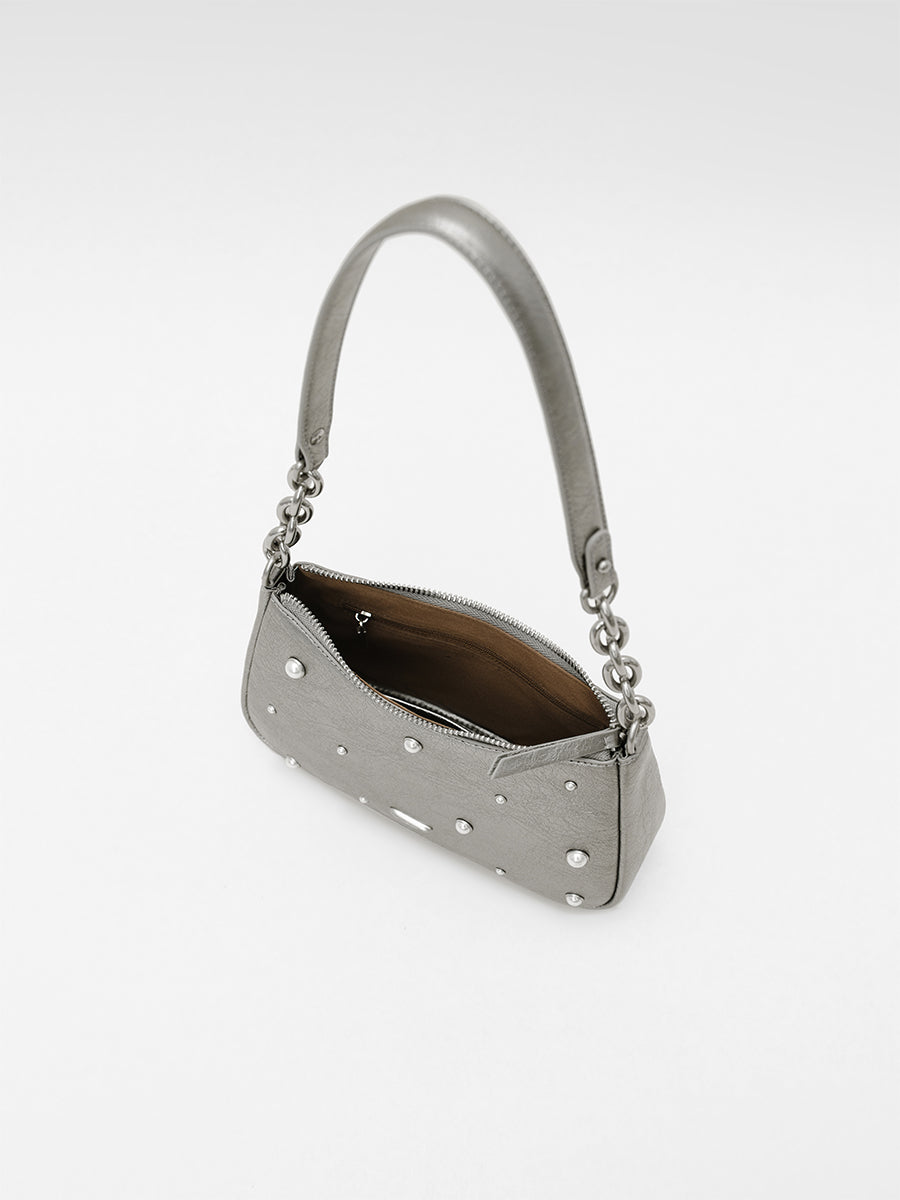 New underarm bag with a sense of desig