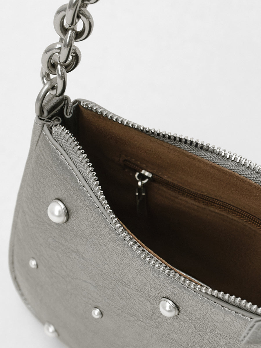 New underarm bag with a sense of desig