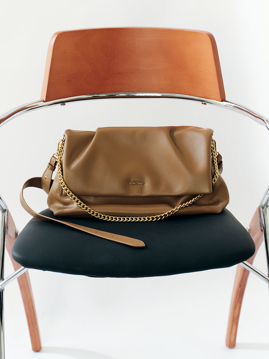 Delicate and luxurious underarm bag