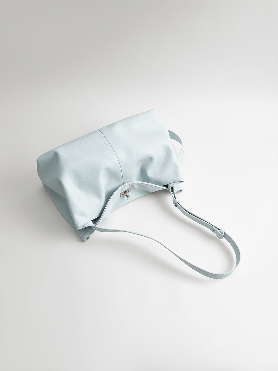 Large-capacity commuter tote bag