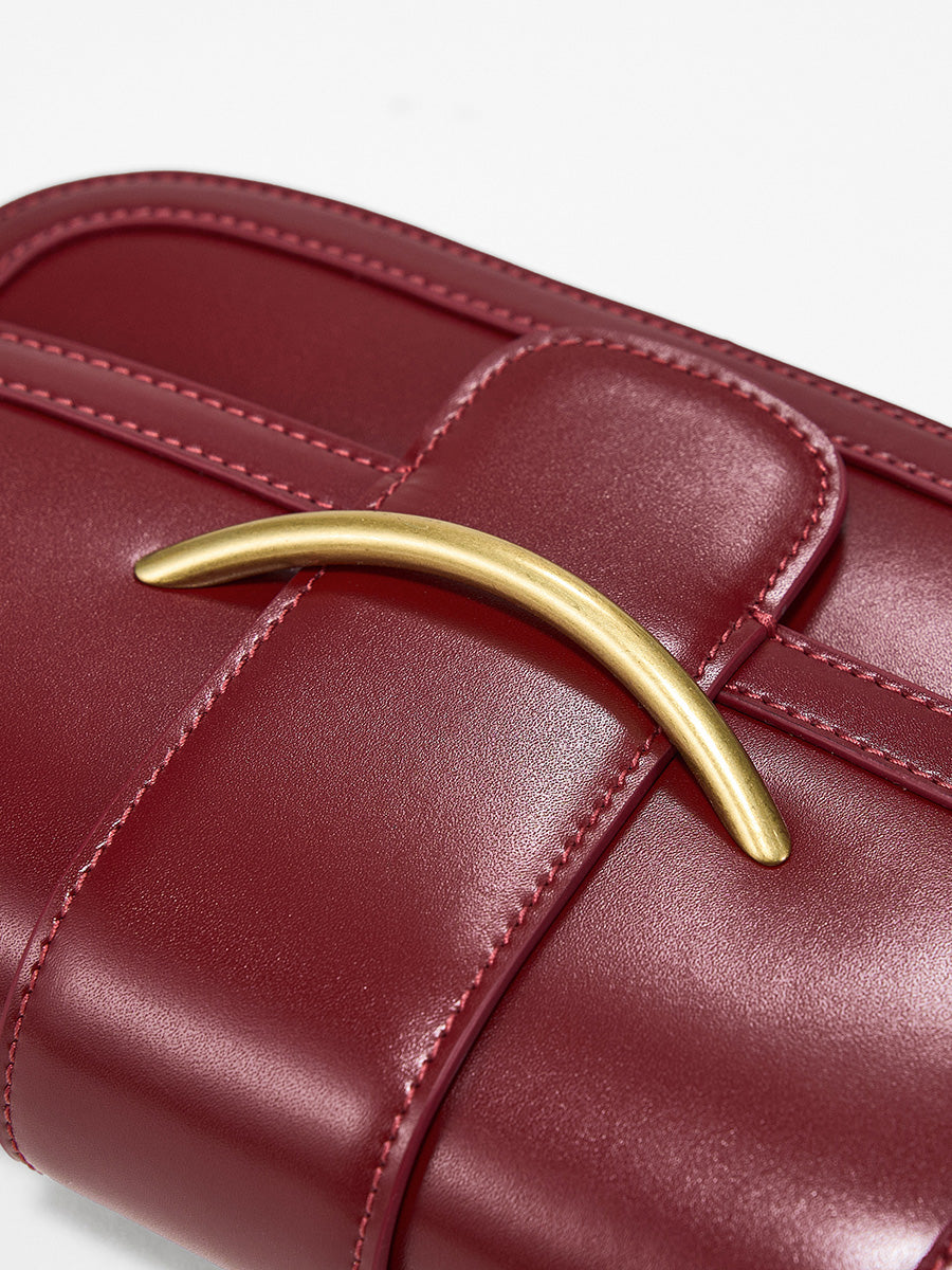 Wavy and fashionable saddle bag