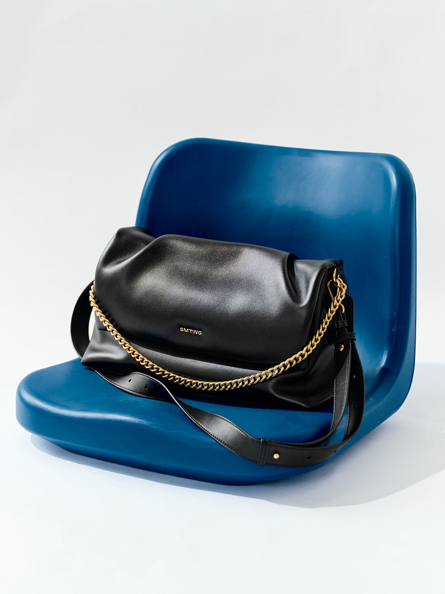 Delicate and luxurious underarm bag