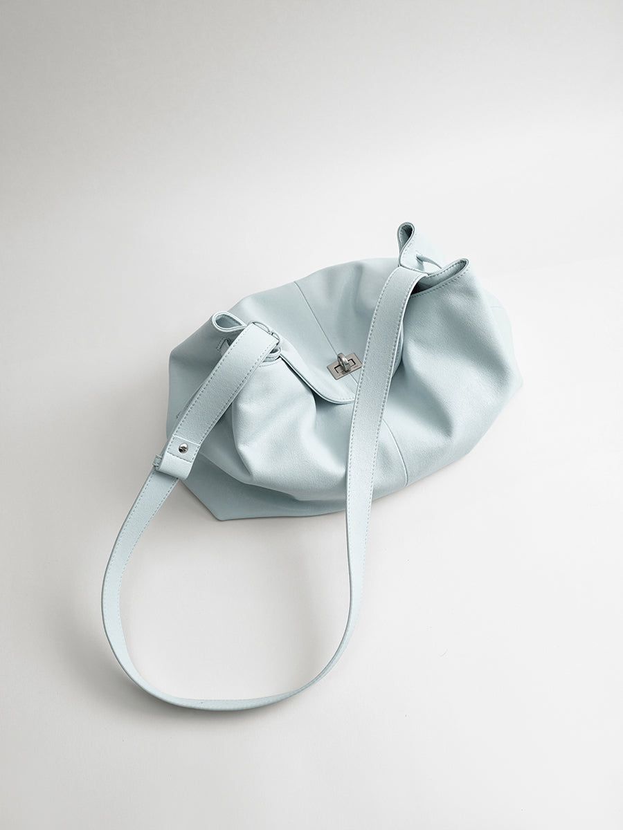 Large-capacity commuter tote bag