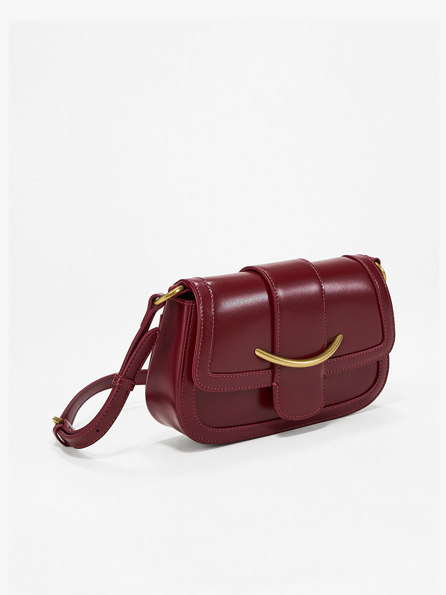 Wavy and fashionable saddle bag