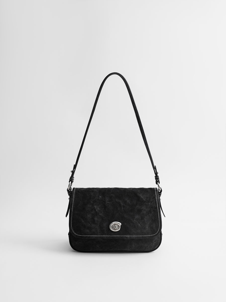 Luxurious and versatile underarm bag