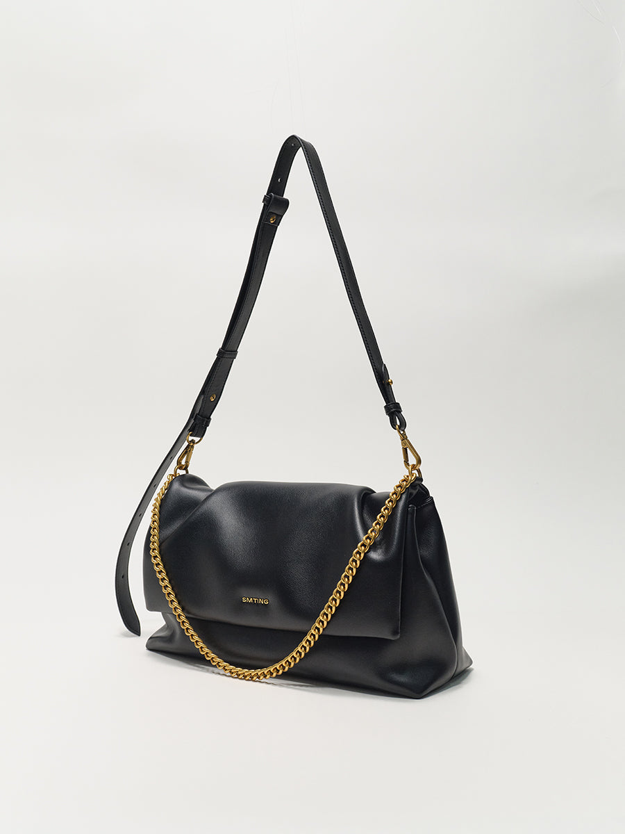 Delicate and luxurious underarm bag