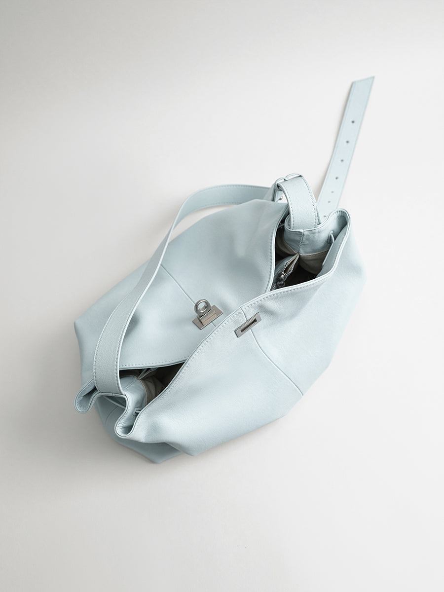 Large-capacity commuter tote bag