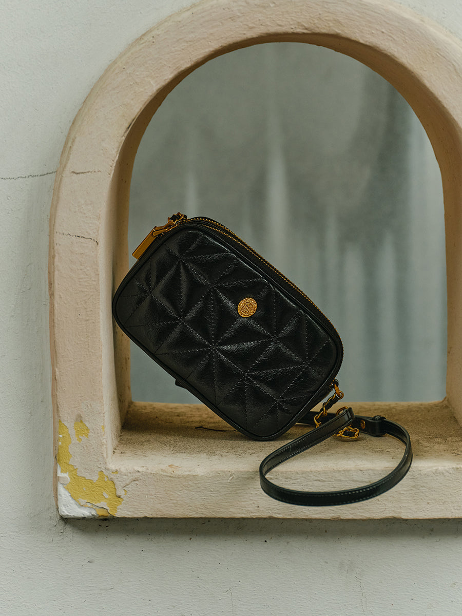 Envelope-shaped chain bag crossbody bag