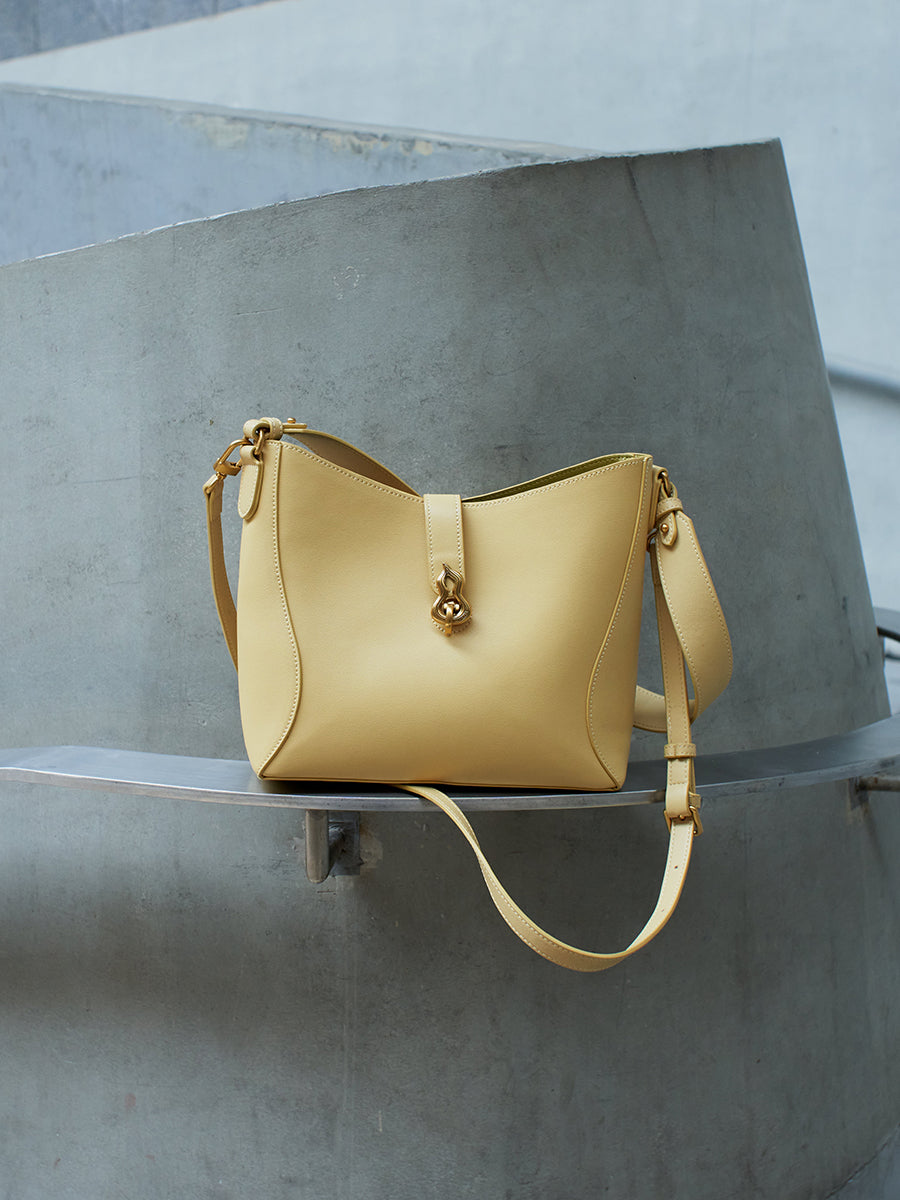 Large-capacity bucket bag for daily commuting