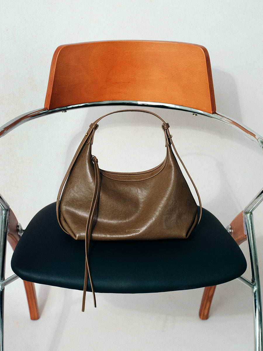 Arc-shaped hand-held hobo bag