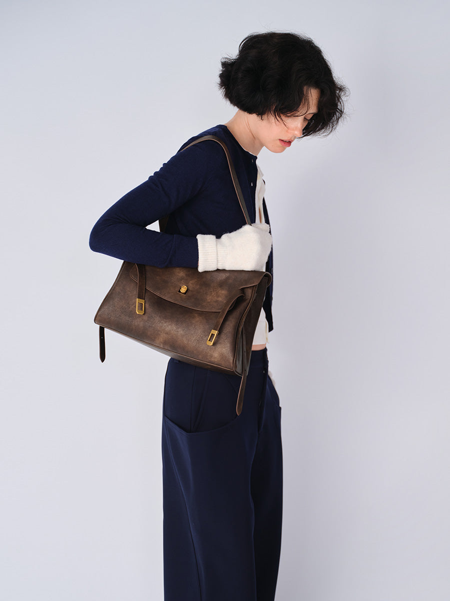 A new high-end commuter tote bag