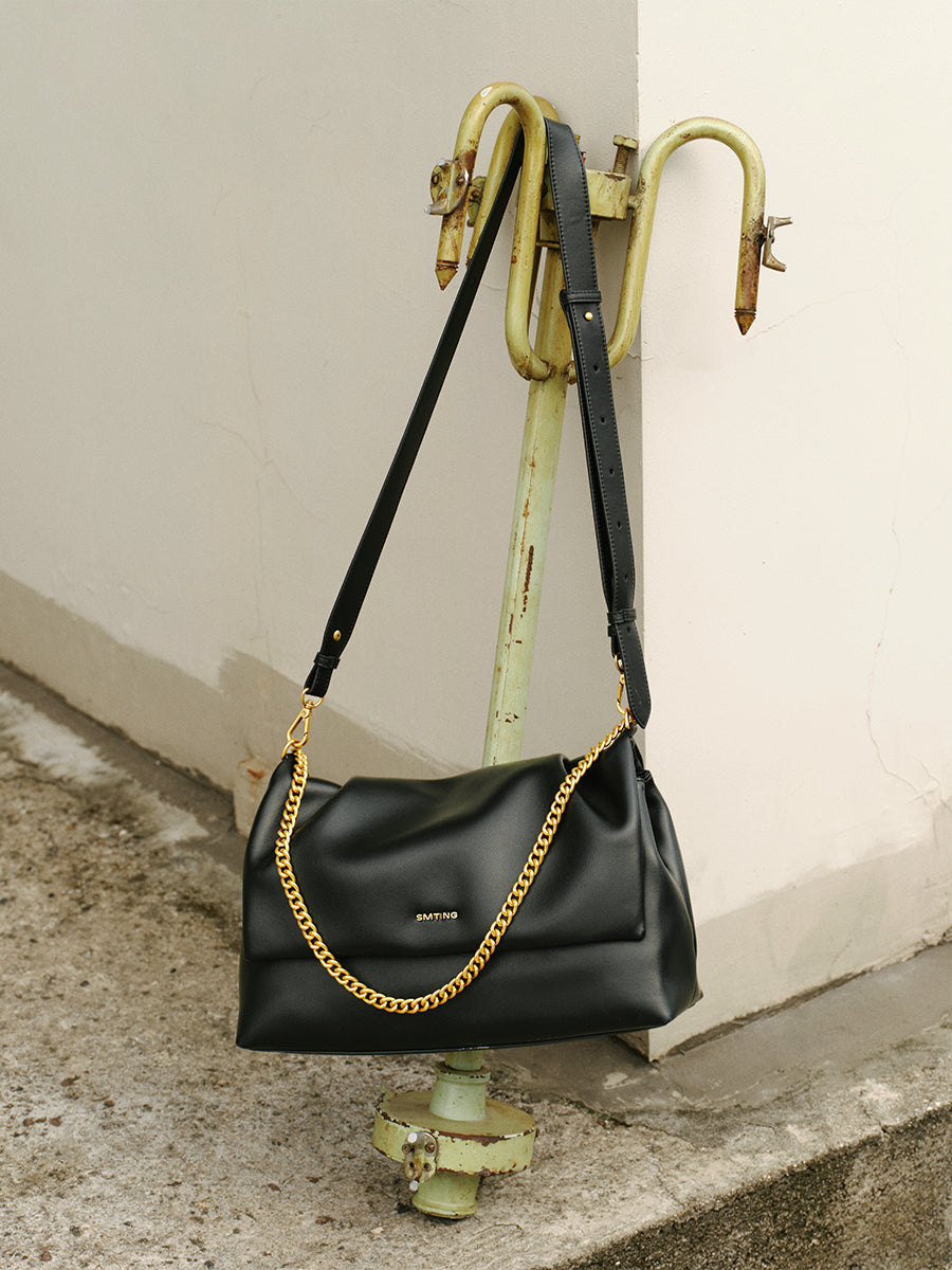 Delicate and luxurious underarm bag