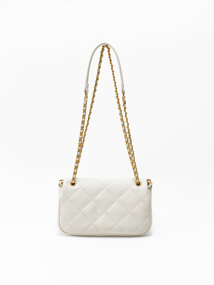 Classic chain bag with a stylish design