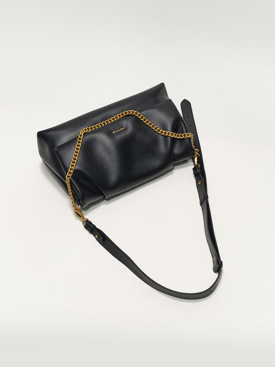 Delicate and luxurious underarm bag