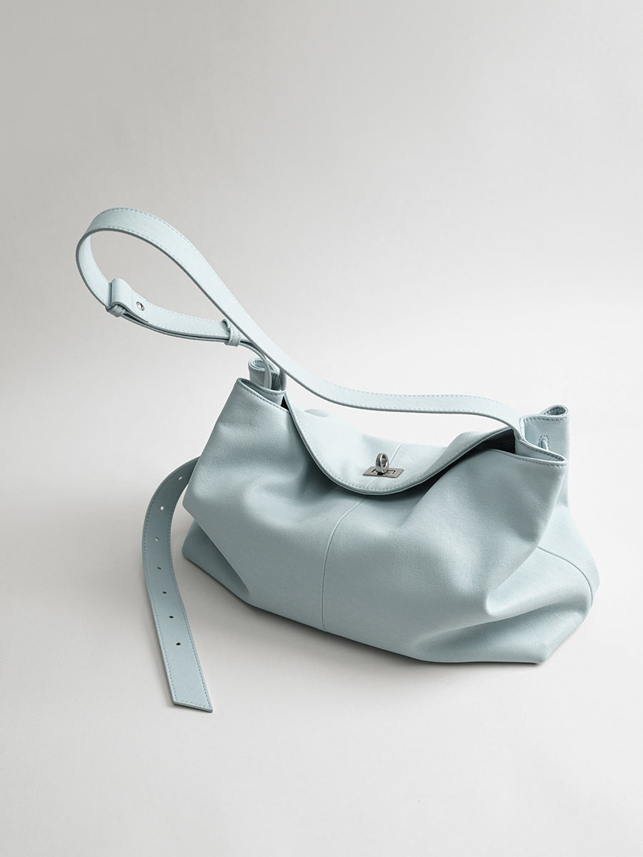 Large-capacity commuter tote bag
