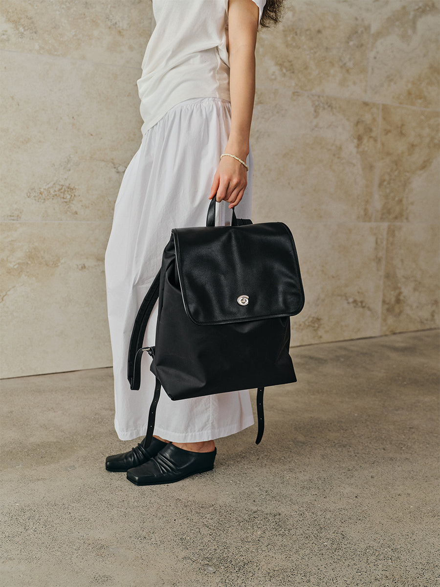 Large-capacity commuter backpack