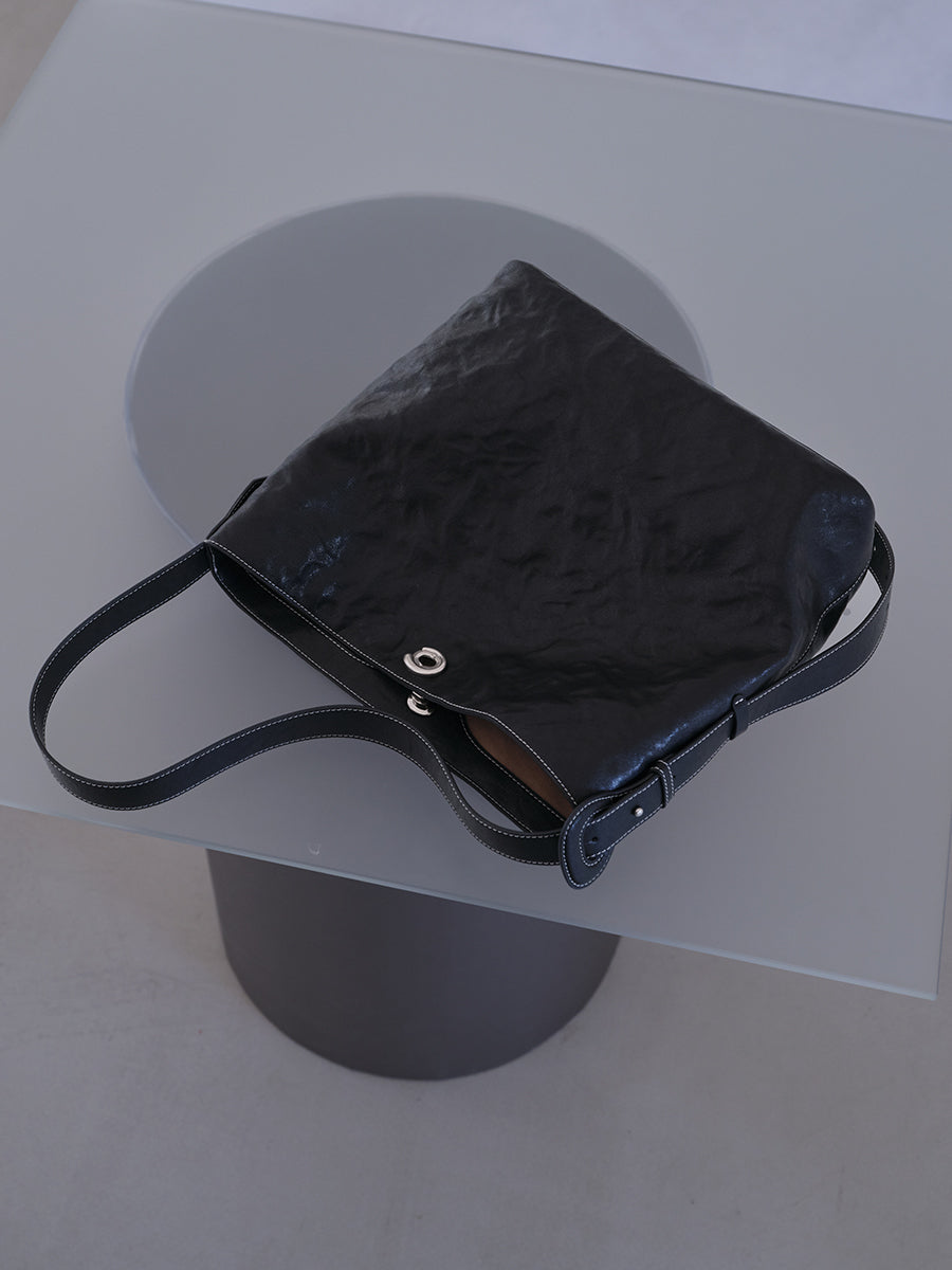 Sneaky design bucket bag