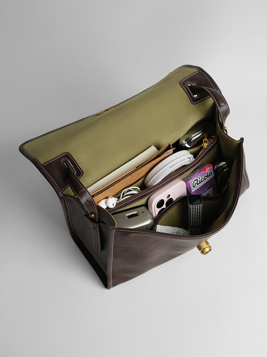 Daily commuting messenger bag
