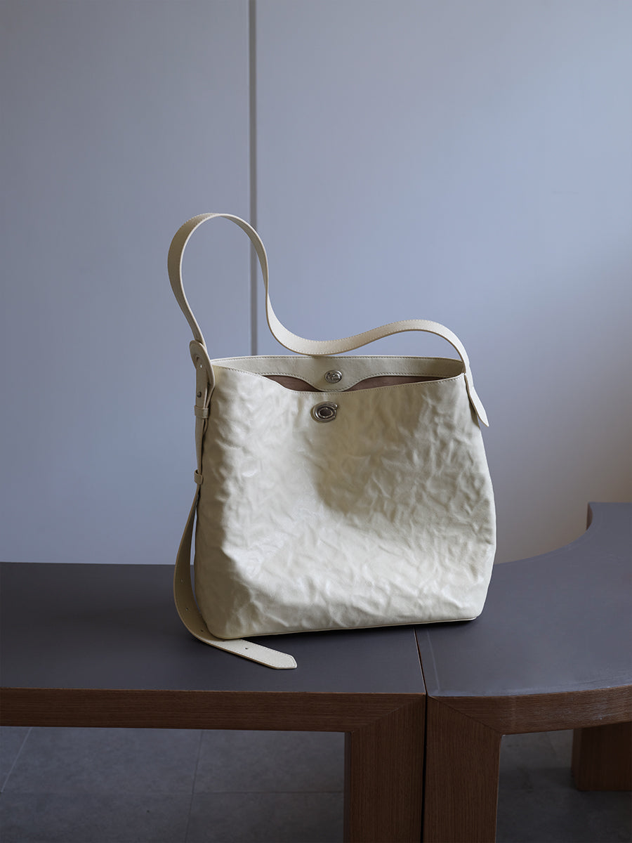 Sneaky design bucket bag