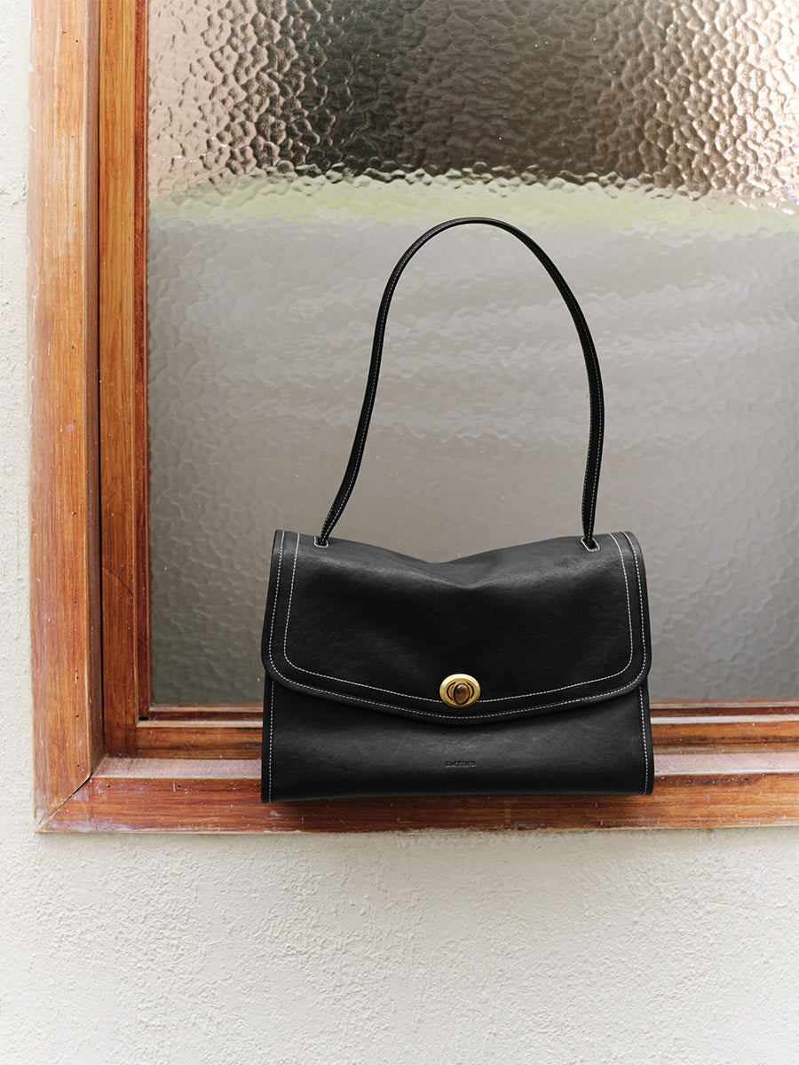 Daily commuting messenger bag