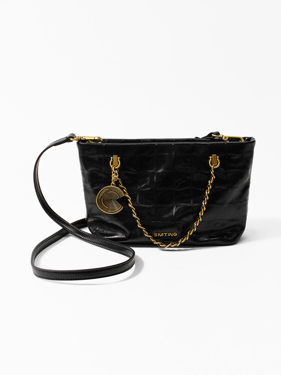 Luxurious and textured chain handbag