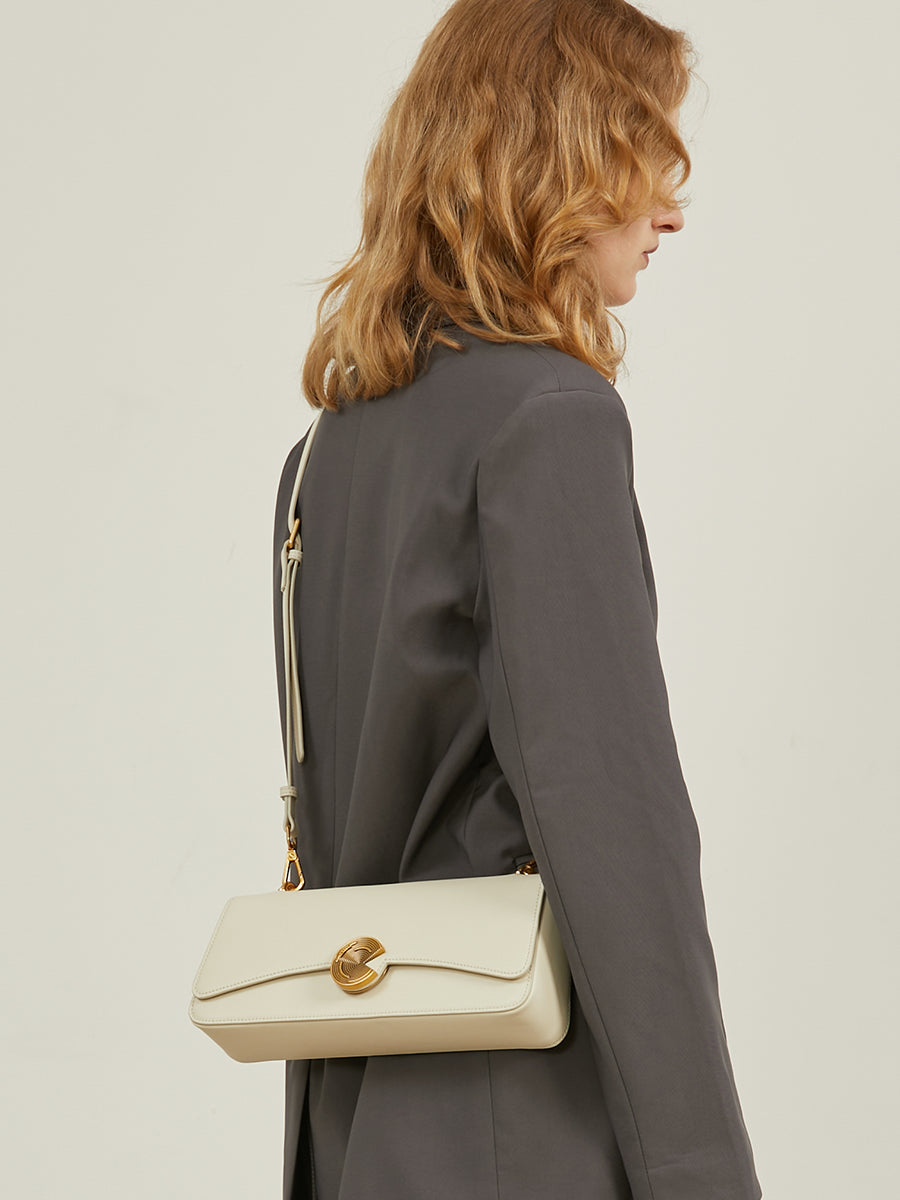 Classic and retro underarm bag baguette bag