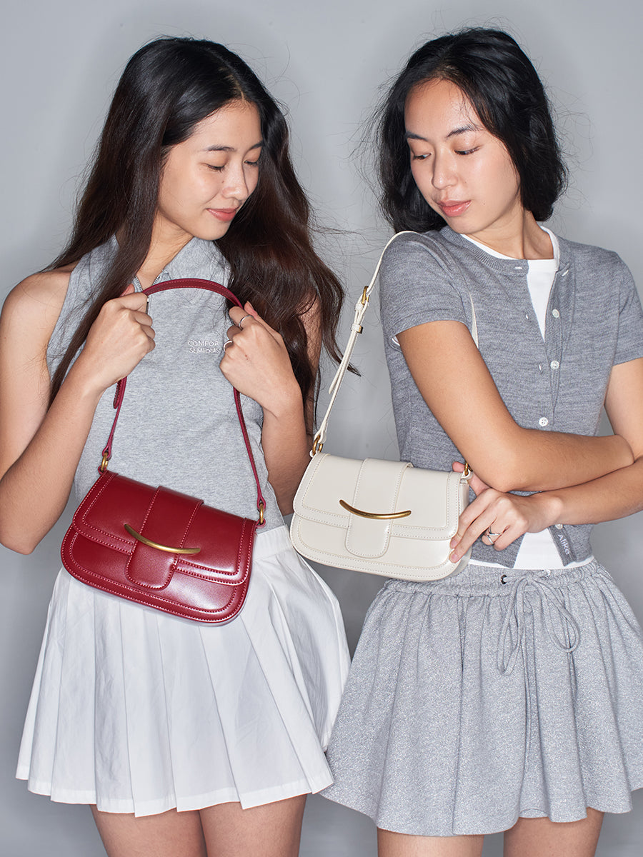 Wavy and fashionable saddle bag