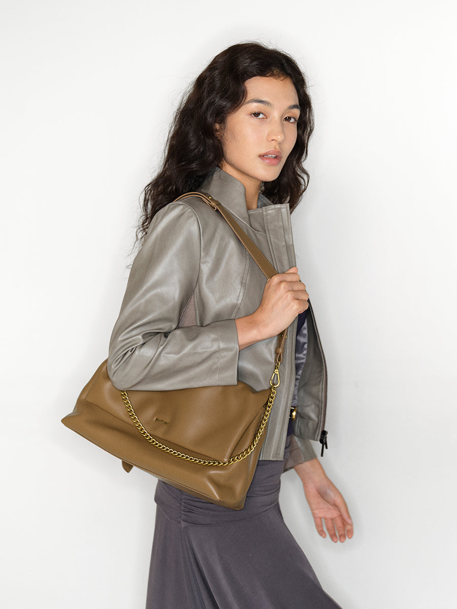 Delicate and luxurious underarm bag