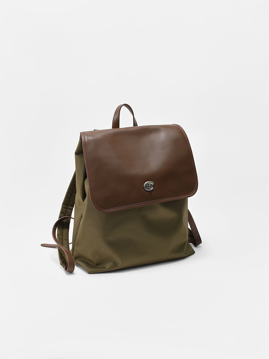 Large-capacity commuter backpack