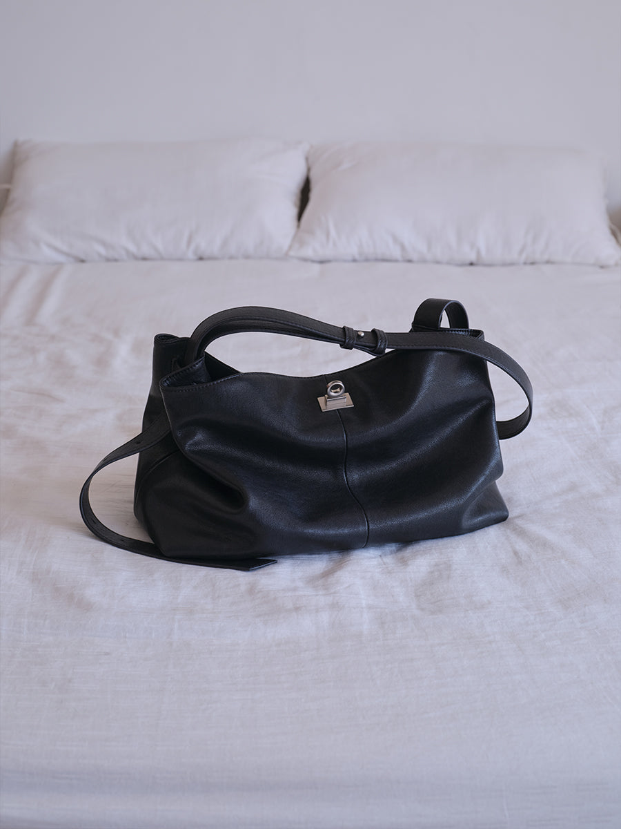 Large-capacity commuter tote bag