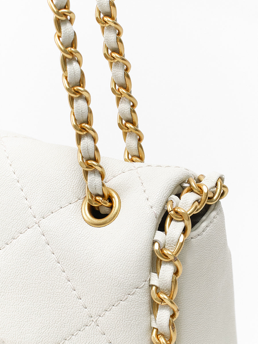 Classic chain bag with a stylish design