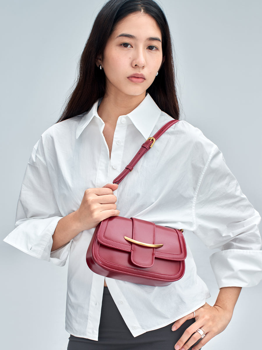 Wavy and fashionable saddle bag