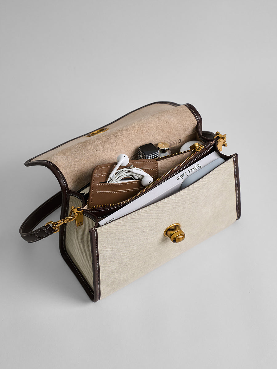 The new single-shoulder bag is versatile