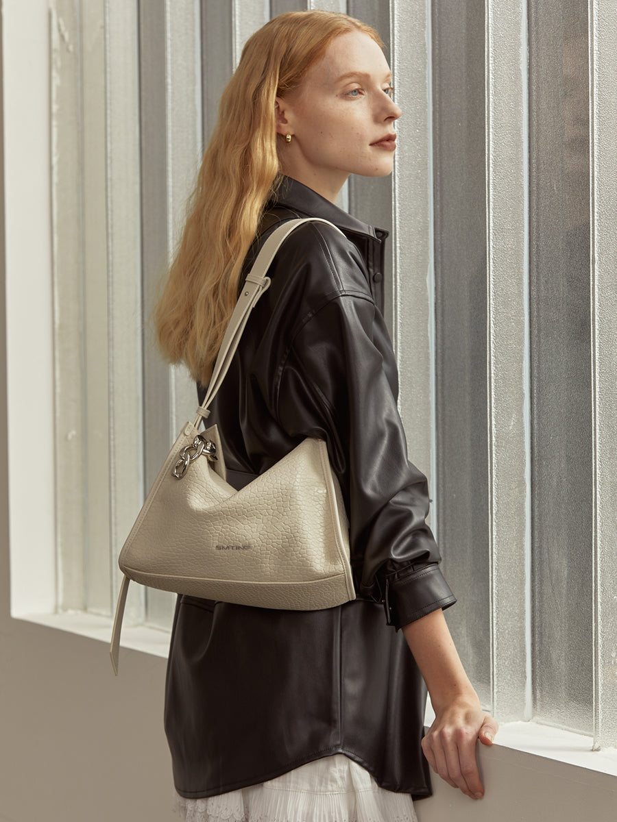 Generous and casual chic boston bag