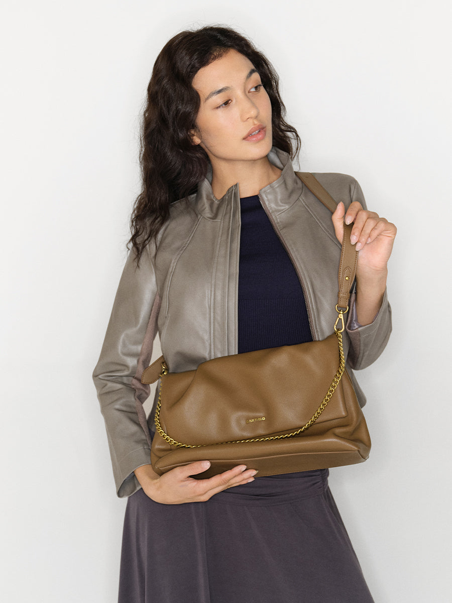 Delicate and luxurious underarm bag