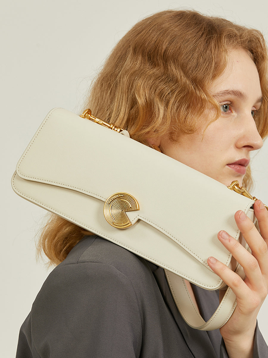 Classic and retro underarm bag baguette bag