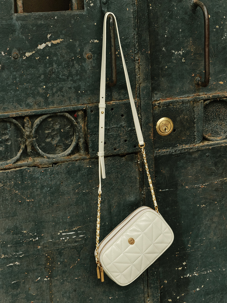 Envelope-shaped chain bag crossbody bag