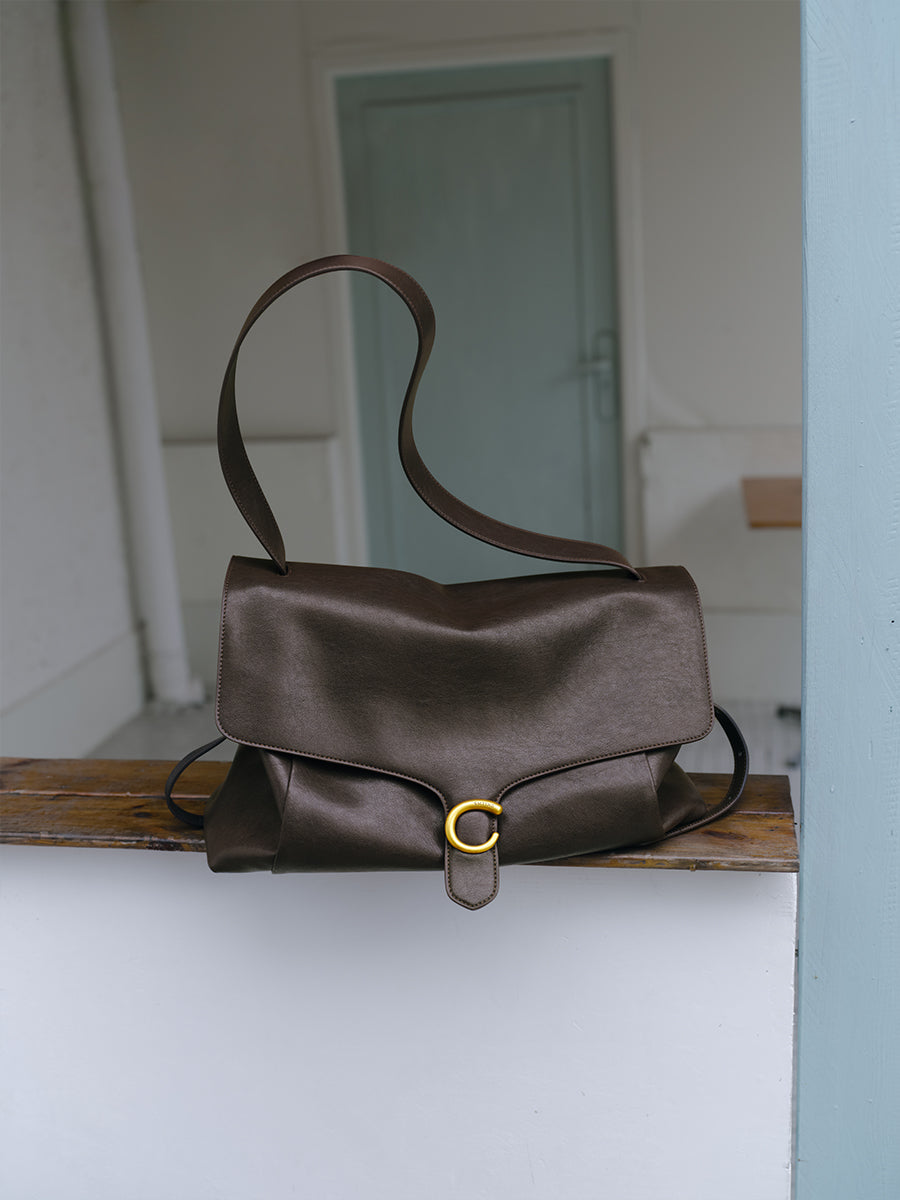 Large-capacity commuter hobo bag