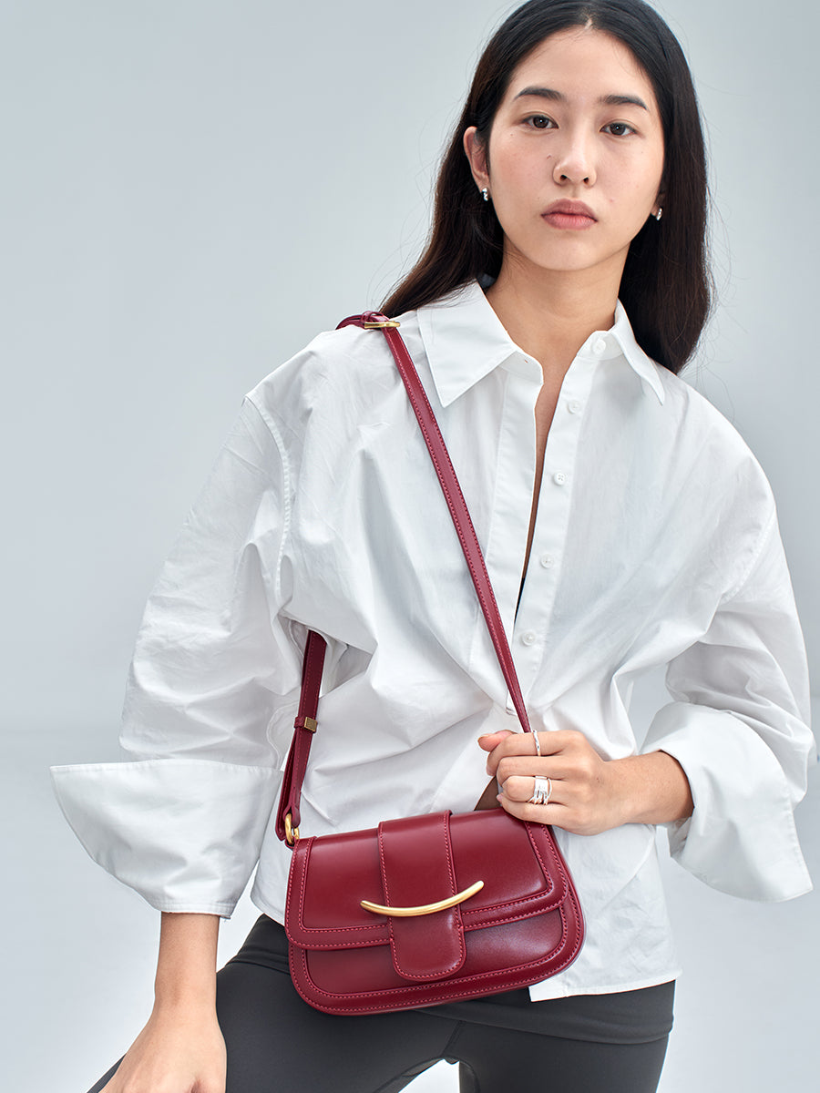Wavy and fashionable saddle bag