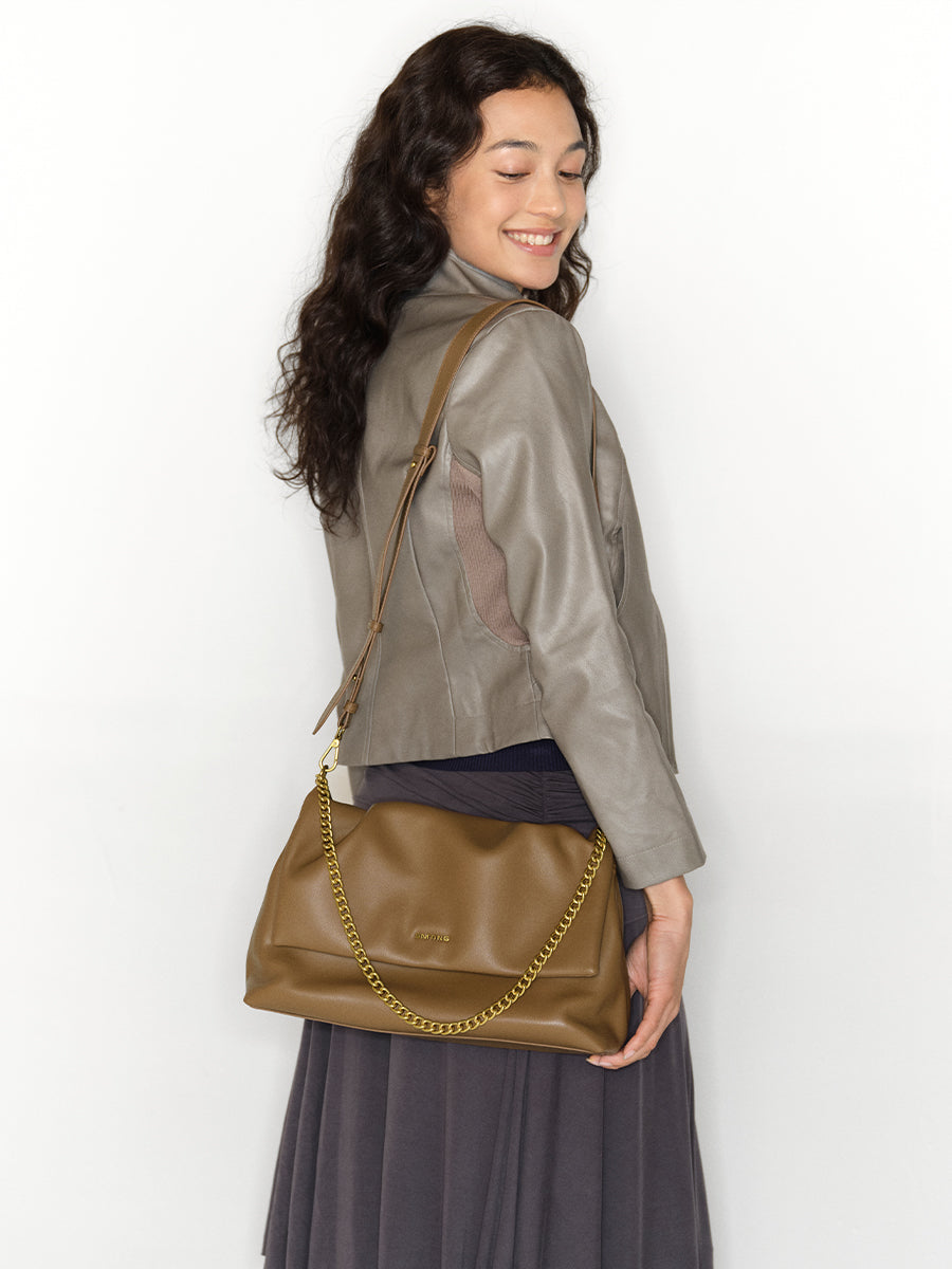 Delicate and luxurious underarm bag