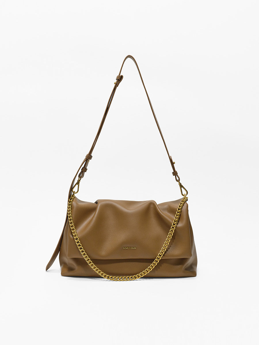 Delicate and luxurious underarm bag